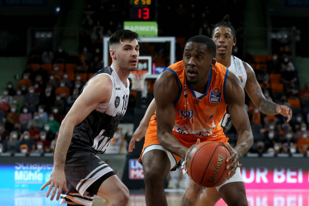 凭借防守与 凭借防守与